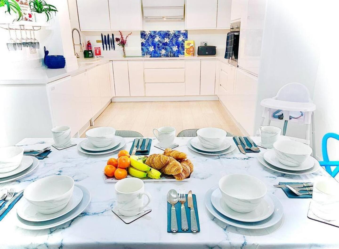 Stunning 3 Double Bedroom Front Appartement *