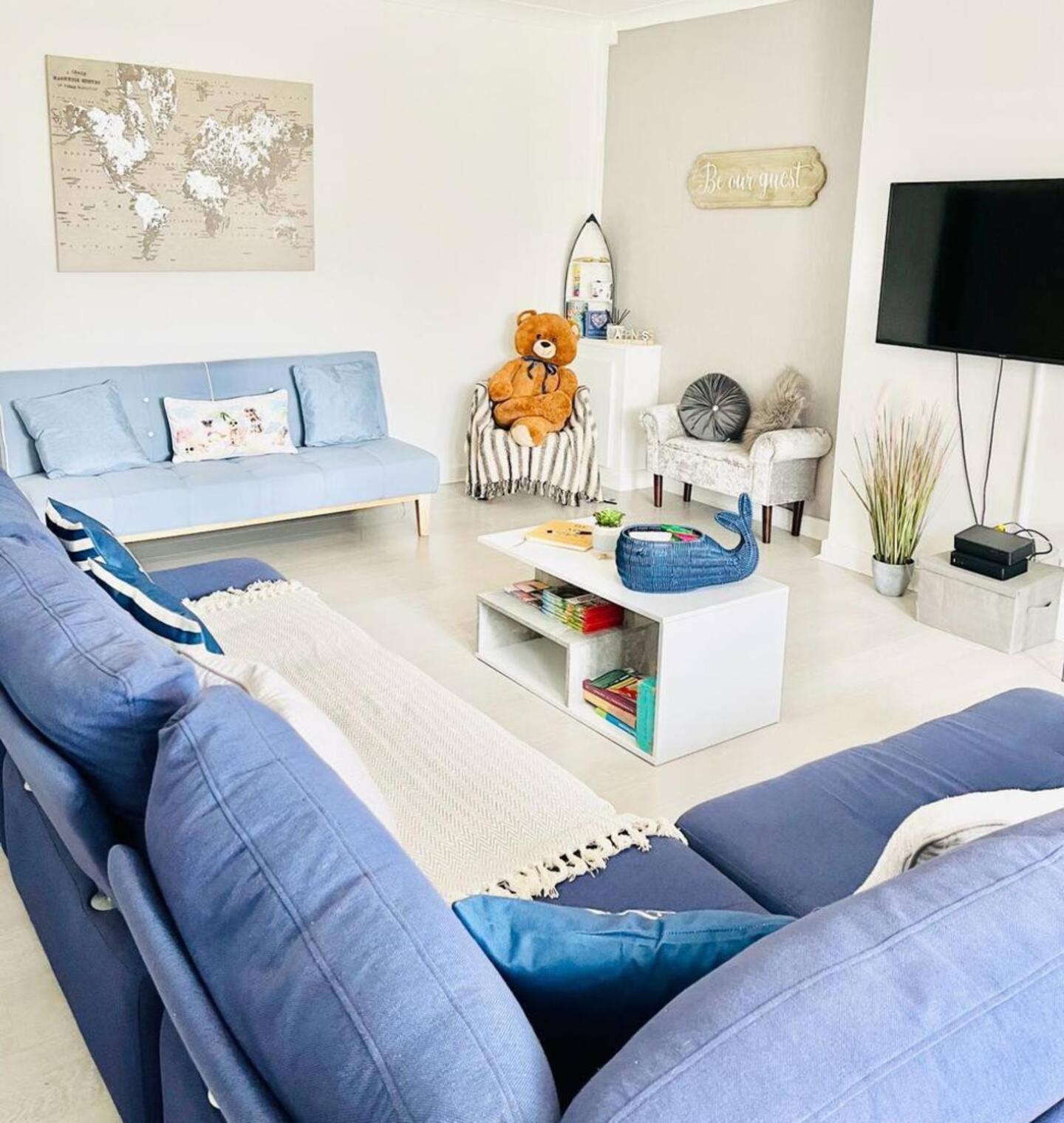 Stunning 3 Double Bedroom Front Appartement *