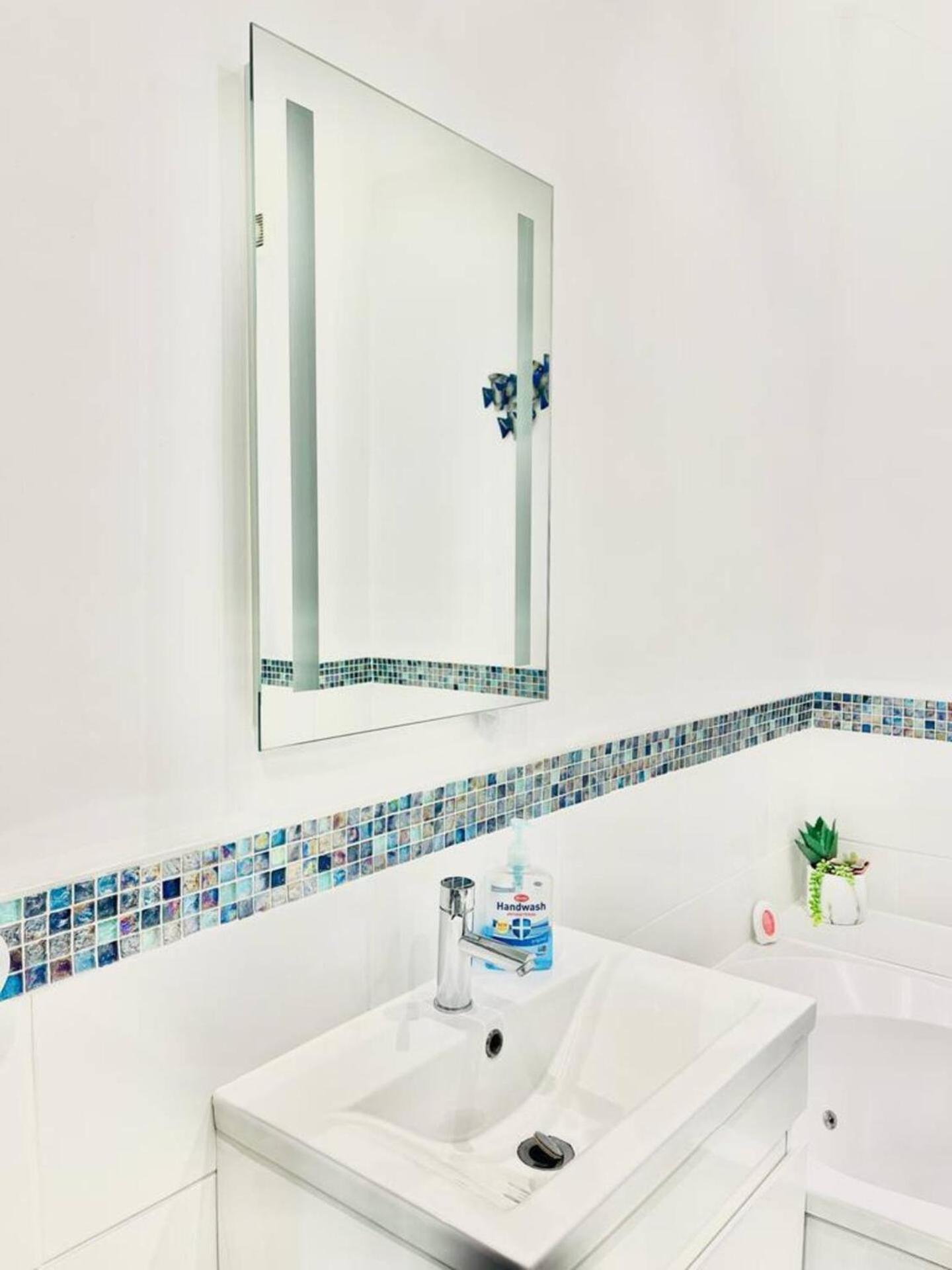 Stunning 3 Double Bedroom Front Appartement *